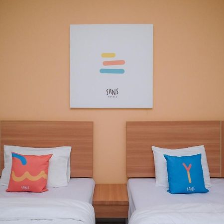 Sans Hotel Tiga Putri Semarang By Reddoorz Εξωτερικό φωτογραφία