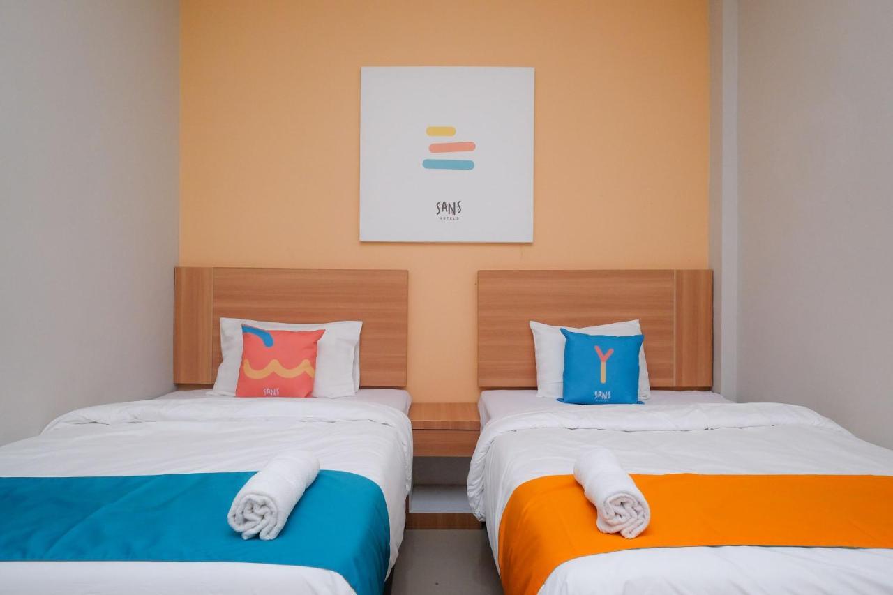 Sans Hotel Tiga Putri Semarang By Reddoorz Εξωτερικό φωτογραφία