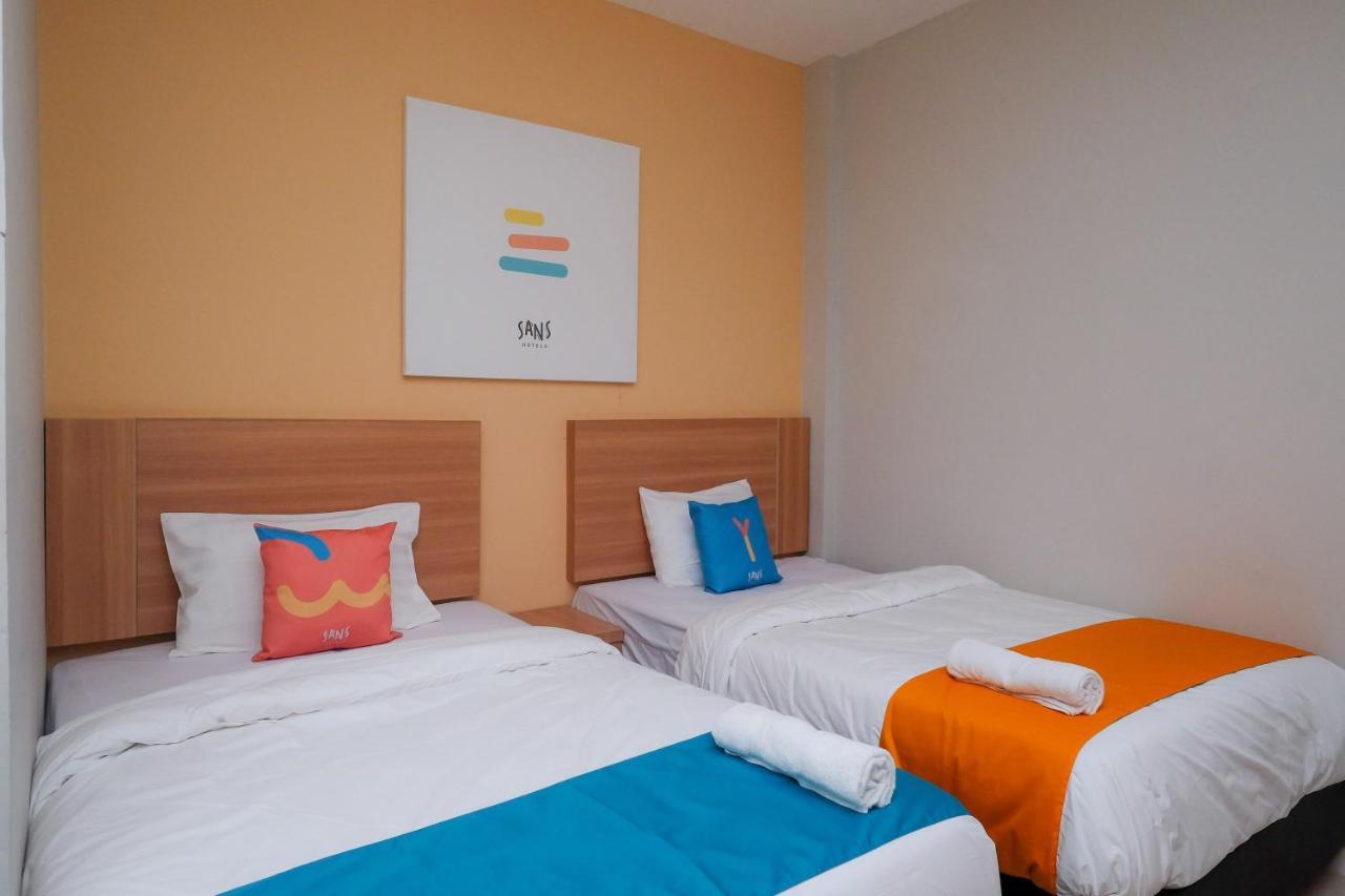 Sans Hotel Tiga Putri Semarang By Reddoorz Εξωτερικό φωτογραφία