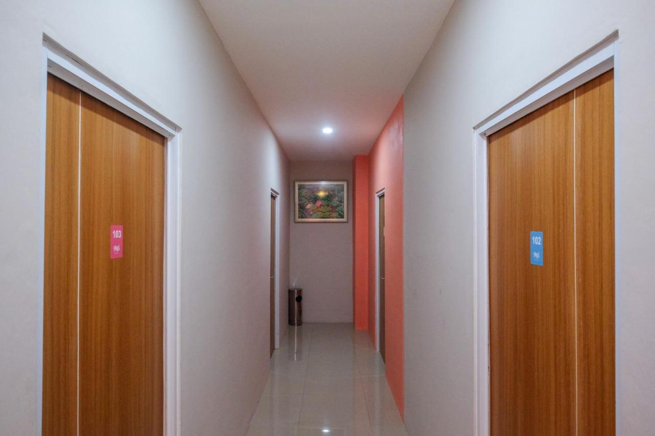 Sans Hotel Tiga Putri Semarang By Reddoorz Εξωτερικό φωτογραφία