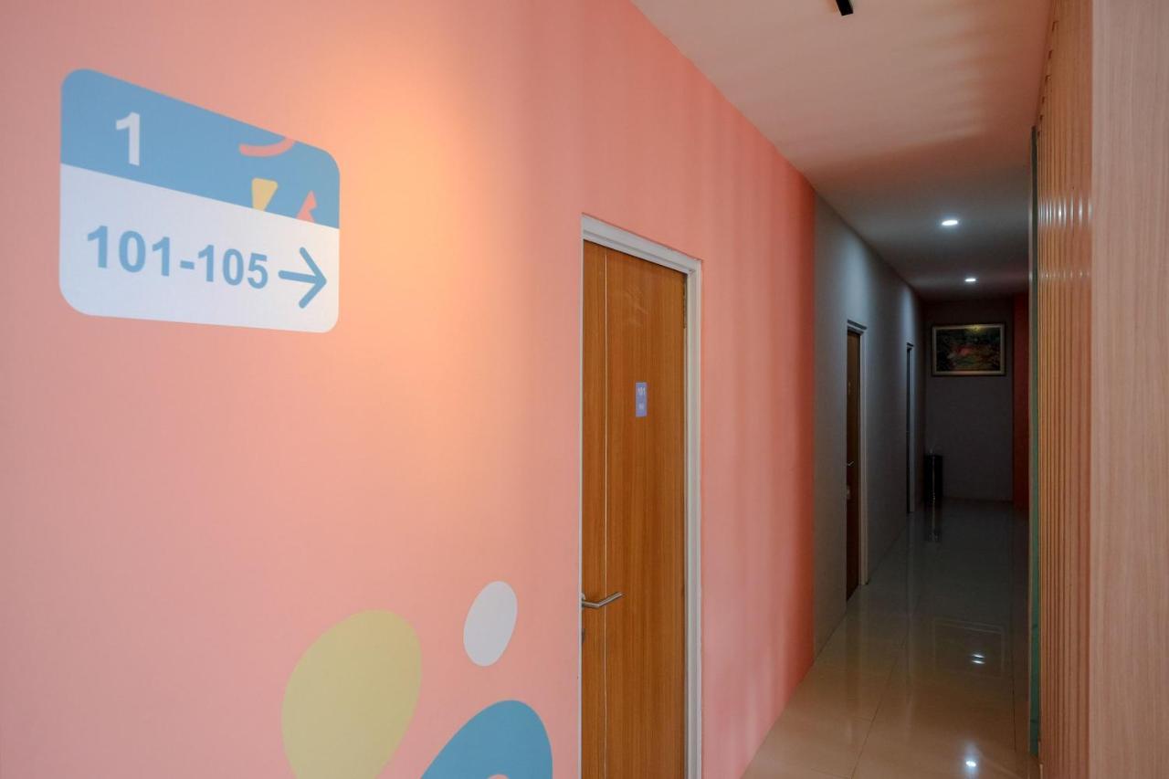 Sans Hotel Tiga Putri Semarang By Reddoorz Εξωτερικό φωτογραφία