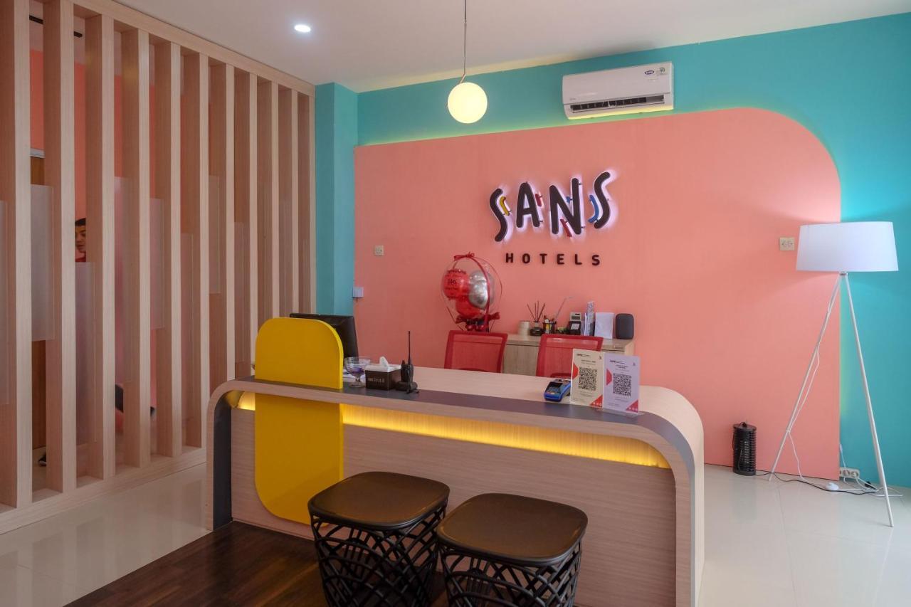 Sans Hotel Tiga Putri Semarang By Reddoorz Εξωτερικό φωτογραφία
