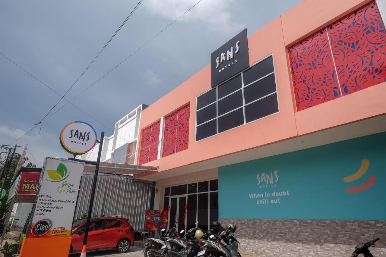 Sans Hotel Tiga Putri Semarang By Reddoorz Εξωτερικό φωτογραφία