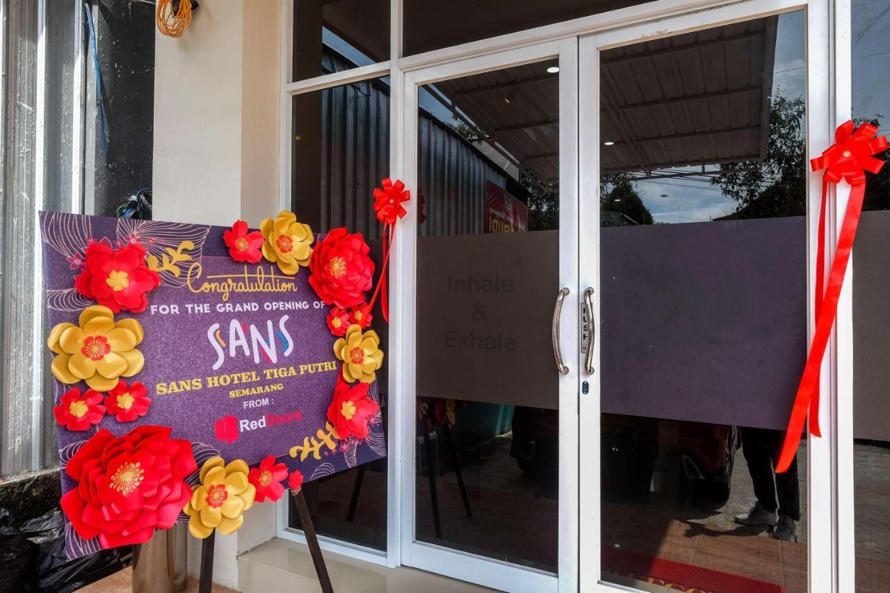 Sans Hotel Tiga Putri Semarang By Reddoorz Εξωτερικό φωτογραφία