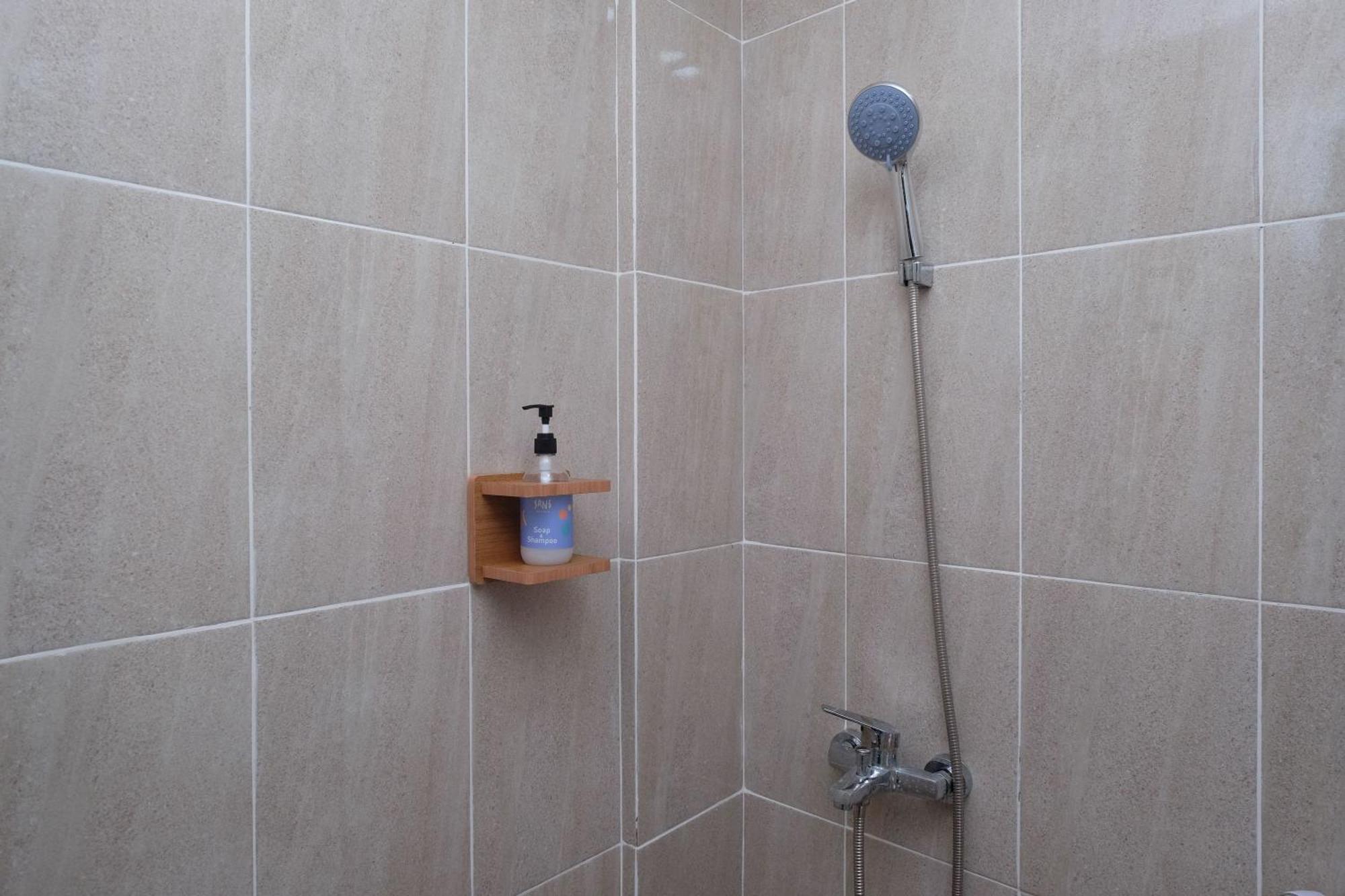 Sans Hotel Tiga Putri Semarang By Reddoorz Δωμάτιο φωτογραφία